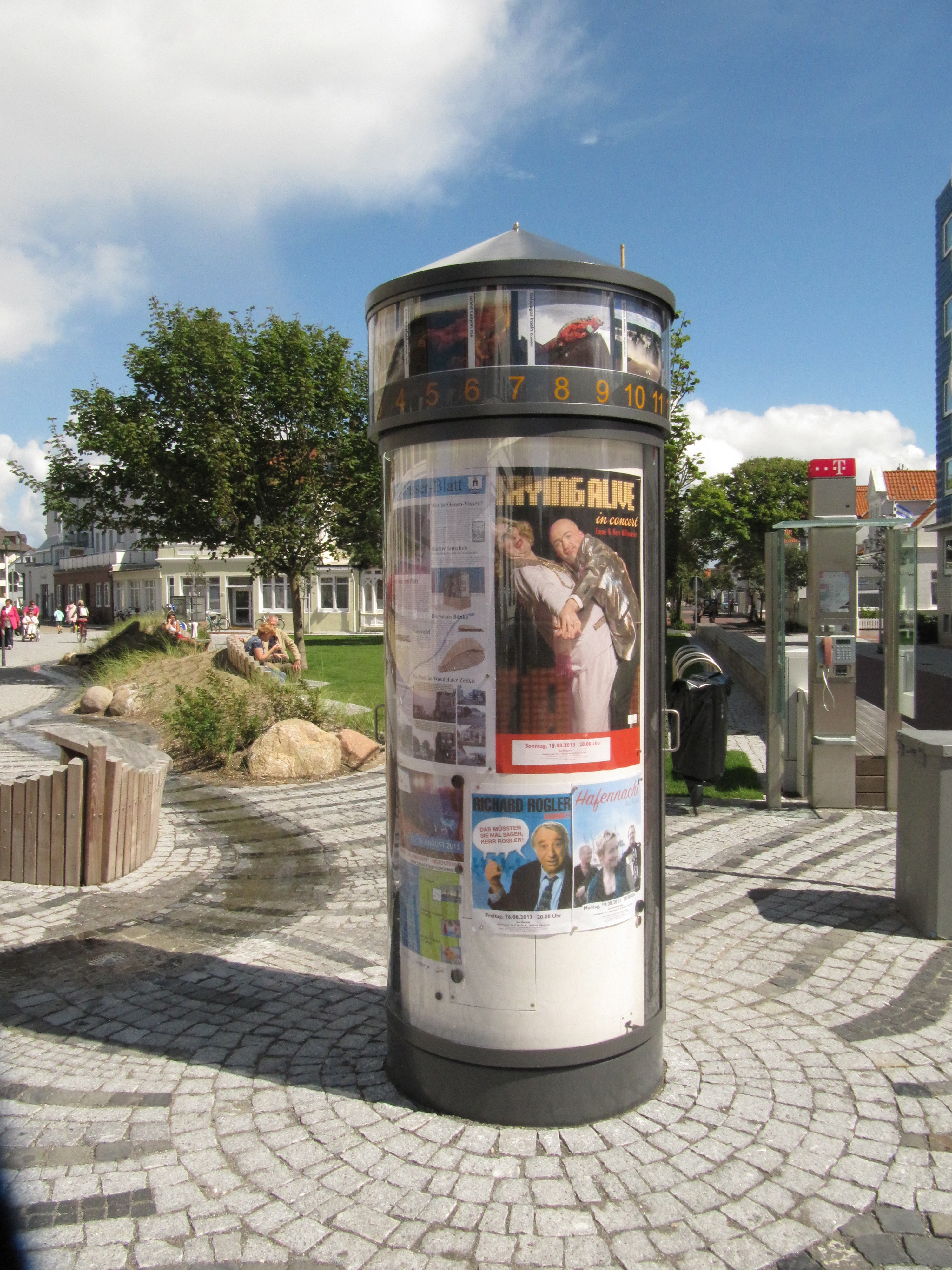 Litfaßsäule mit Weltzeituhr, Onnen-Visser-Platz, Norderney